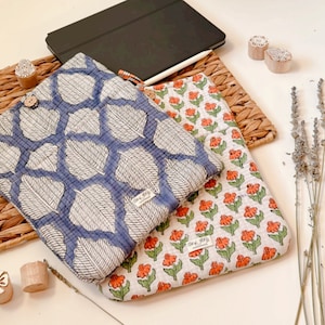iPad-hoes met handblokprint: gewatteerde katoenen hoes.