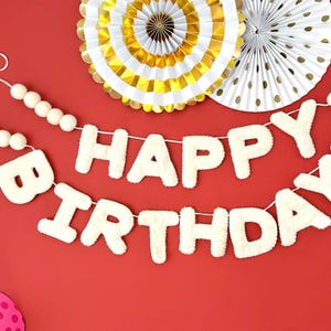 Bannière joyeux anniversaire ; Guirlande d&#39;anniversaire, décoration d&#39;anniversaire blanche, alphabets en feutre, bannière en feutre, bannière de décoration d&#39;anniversaire neutre, guirlande POM POM