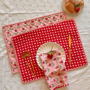 Gesteppte Tischsets aus Baumwolle - 2er-Set mit passenden Servietten, beidseitig verwendbare Tischsets, Hochzeitsdekor, Handblockdruck