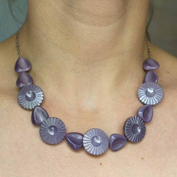 Collier bouton violet « Gerbera », boutons vintage, boutons en verre, bijoux handamade, bijoux uniques