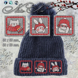 Puede incluir: Un gorro azul de punto con un pompón en la parte superior. Tres parches bordados están cosidos en el gorro, cada uno con un animal diferente que lleva un gorro rojo y una bufanda: un gato, un conejo y un oso. Los parches miden 6,8 cm por 6,8 cm.