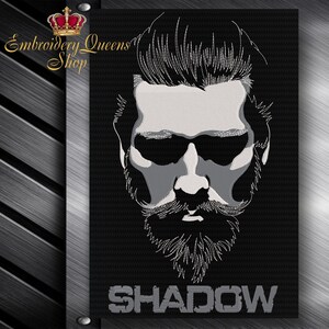 以下が含まれることがあります： 黒と白の刺繍パッチで、サングラスとひげを生やした男性の顔が描かれています。顔の下に「SHADOW」という文字があります。