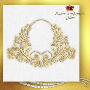 Könnte beinhalten: Goldene Stickerei-Design mit einem floralen Motiv und einem Perlenrand. Das Design hat die Form einer Krone und ist perfekt, um jedem Projekt einen Hauch von Eleganz zu verleihen.