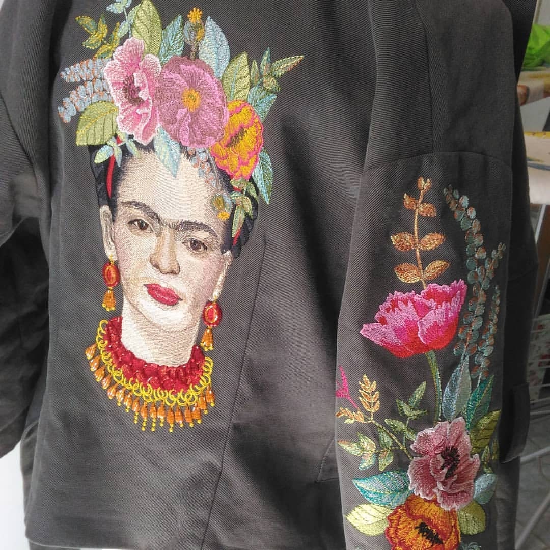 フリーダ・カーロ。機械刺繍デザイン。花の頭飾り付き顔の頭部のリアル