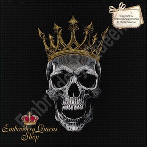 Op de afbeelding: Een witte schedel met een gouden kroon. De schedel is zwart omlijnd en heeft een gedetailleerd ontwerp. De kroon heeft een puntige top en ingewikkelde details.