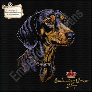 Pode incluir: Imagem bordada de um cão dachshund com pelo preto, castanho e roxo. O cão está usando uma coleira preta com uma fivela prateada. A imagem está em um fundo preto com o texto "Embroidery Queens Shop" e uma coroa.