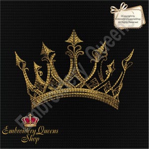 Puede incluir: Una corona bordada en oro con un diseño detallado. La corona está sobre un fondo negro.