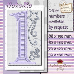 Könnte beinhalten: Lavendelfarbene Stickerei mit dem Buchstaben "I", einem Stern und einem Schnuller. Das Design befindet sich auf weißem Hintergrund mit dem Text "Nata-Xa". Weitere Zahlen auf Anfrage erhältlich. Größen: 88 x 150 mm, 82 x 140 mm, 70 x 120 mm und 59 x 100 mm.