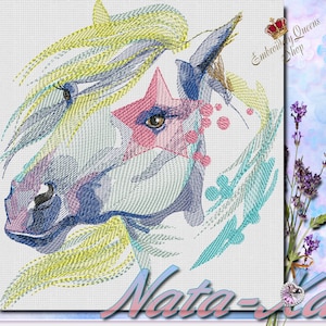 Può includere: Disegno ricamato di una testa di cavallo colorata con una stella rosa sulla fronte. Il design è in stile acquerello con sfumature di blu, verde, giallo e rosa. Il testo "Nata-la" è in fondo al design.