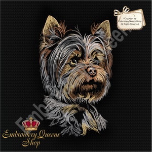 Puede incluir: Imagen bordada de un Yorkshire Terrier con hilo marrón, dorado y plateado sobre un fondo negro. La imagen está rodeada por un borde decorativo con el texto "Embroidery Queens Shop" y una corona.