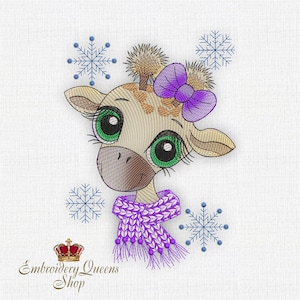 Puede incluir: Diseño bordado de una linda jirafa con una bufanda morada y un lazo morado. La jirafa tiene grandes ojos verdes y está rodeada de copos de nieve azules.