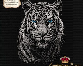 Pode incluir: Design de bordado de tigre branco com olhos azuis. O design é delineado em fio branco sobre um fundo preto. O texto "Embroidery Queens Shop" está na parte inferior da imagem.