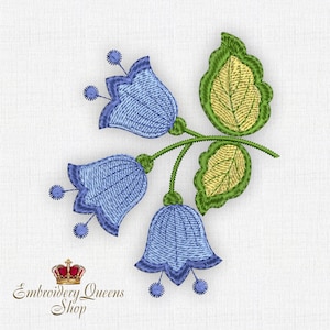 Könnte beinhalten: Stickmuster mit blauen Glockenblumen und grünen Blättern auf weißem Stoffhintergrund. Das Muster ist für Stickereien und zum Kauf erhältlich.