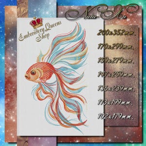 Op de afbeelding: Borduurontwerp van een kleurrijke goudvis met vloeiende vinnen. Het ontwerp is verkrijgbaar in verschillende maten, variërend van 102 x 179 mm tot 200 x 352 mm. De afbeelding bevat de tekst "Embroidery Queens Shop".