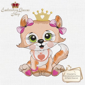 Może przedstawiać: Haftowany wzór uroczego pomarańczowego kota w złotej koronie z różowymi kokardkami i różowym naszyjnikiem w kształcie serca. Kot siedzi ze skrzyżowanymi łapami i ma zielone oczy. Wzór idealnie nadaje się do projektów hafciarskich.