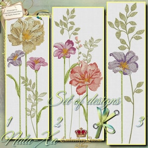 Op de afbeelding: Set van drie borduurmotieven met bloemenmotieven. De motieven omvatten een gele bloem met roze accenten, een roze bloem met groene bladeren en een paarse bloem met groene bladeren. De motieven zijn genummerd 1, 2 en 3. De tekst "Set of designs" en "Embroidery Queens Shop" is ook zichtbaar.