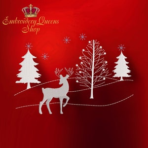 Op de afbeelding: Wit geborduurd ontwerp van een hert dat in een besneeuwde bos scène staat met drie bomen. Het ontwerp bevat sneeuwvlokken en de tekst "Embroidery Queens Shop".