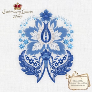 Puede incluir: Diseño floral bordado en azul y blanco con una corona y el texto "Embroidery Queens Shop".