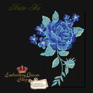 Może przedstawiać: Niebieski haft kwiatowy z dużą różą i mniejszymi kwiatami. Wzór zawiera zielone liście i białe perłowe akcenty. Tekst "Nata-Ha" znajduje się w lewym górnym rogu obrazu.