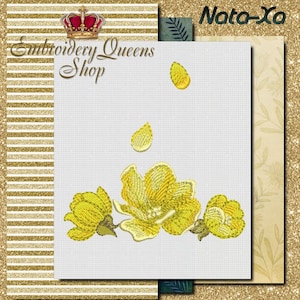 Puede incluir: Diseño bordado de flores amarillas con pétalos cayendo desde arriba. El diseño está sobre un fondo blanco y el texto "Embroidery Queens Shop" está en la parte superior de la imagen.