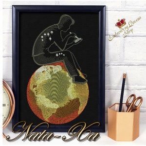 Peut inclure: Broderie représentant une personne assise sur un globe terrestre entouré d'étoiles. Le motif est en blanc et or sur fond noir. Le texte "Nata-Ka" est en bas du motif.