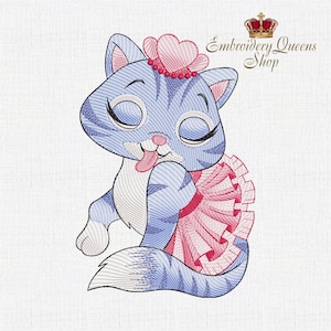 Pode incluir: Desenho bordado de um gato listrado azul e branco vestindo um tutu rosa e uma faixa de cabeça rosa em forma de coração. O gato está lambendo a pata e tem uma língua rosa. O design é intitulado "Embroidery Queens Shop".