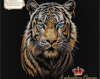 Pode incluir: Desenho bordado de um rosto de tigre com olhos azuis, pêlo dourado e branco, sobre um fundo preto. O desenho inclui o texto "Embroidery Queens Shop" e uma coroa dourada.