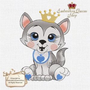 Pode incluir: Desenho bordado de um lindo lobo de desenho animado usando uma coroa dourada e um colar de coração azul. O lobo está sentado com as patas cruzadas e tem uma expressão feliz no rosto. O design é perfeito para adicionar um toque de fantasia a qualquer projeto.