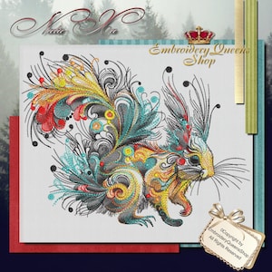 Puede incluir: Diseño bordado de una ardilla colorida con detalles intrincados. La ardilla está en un diseño estilizado, casi abstracto, con una cola grande y tupida. El diseño está en tonos de rojo, amarillo, azul, verde y negro.