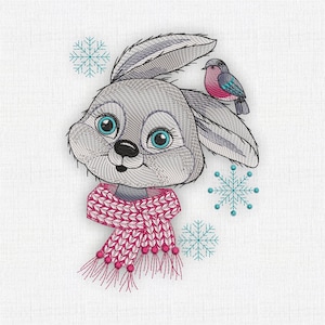 Puede incluir: Diseño bordado de un conejito gris con una bufanda de punto rosa y un pequeño pájaro azul posado en su cabeza. El fondo es blanco con copos de nieve azules.