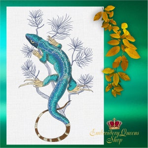 Pode incluir: Desenho bordado de um lagarto azul com cauda listrada marrom e branca, empoleirado em um galho de pinheiro estilizado. O design é adequado para projetos de bordado.