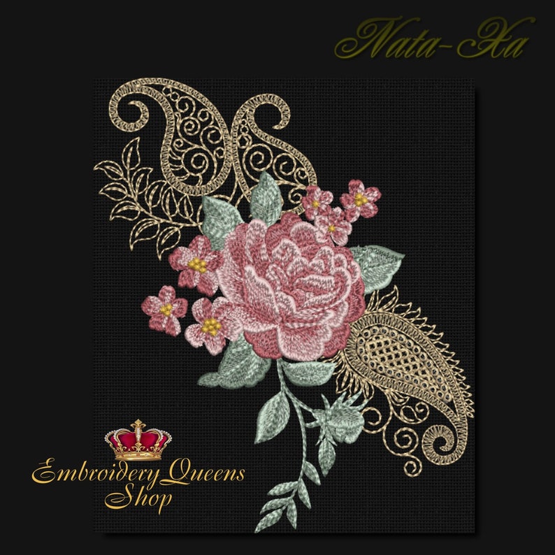 K&ouml;nnte beinhalten: Gestickte Design mit einer rosa Rose mit gr&uuml;nen Bl&auml;ttern und goldenen Paisley-Mustern. Das Design ist auf schwarzem Hintergrund und enth&auml;lt den Text "Mata-Ha" und "Embroidery Queens Shop".