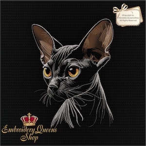 Puede incluir: Diseño bordado de un gato Sphynx negro con ojos amarillos. El gato está mirando hacia la derecha. El diseño está sobre un fondo negro con una corona bordada blanca y el texto "Embroidery Queens Shop".