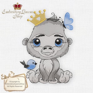 Puede incluir: Un gorila de dibujos animados gris y blanco que lleva una corona dorada y está sentado con un pájaro azul y una mariposa azul. El gorila tiene grandes ojos azules y una expresión feliz.