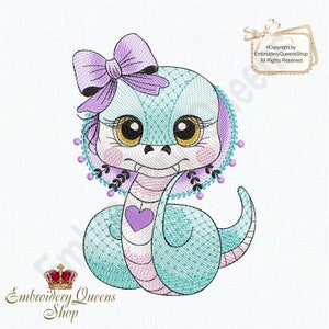 Peut inclure: Motif brodé d'un serpent de dessin animé dans les tons turquoise, rose et violet. Le serpent a de grands yeux jaunes, un nœud et un cœur sur la poitrine. Le motif comprend le texte "EmbroideryQueensShop".