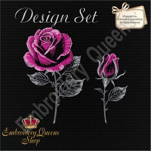 Könnte beinhalten: Stickmuster-Set mit zwei rosa Rosen, eine in voller Blüte und die andere eine Knospe, mit silbergrauen Blättern und Stielen. Das Design ist auf einem schwarzen Hintergrund.