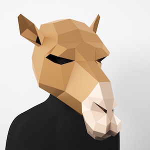 Maschera low poly cammello, maschera poligonale fai da te cammello, modello PDF per maschere 3D cammello, arte di carta, papermask low poly, maschera 3d, costume fai da te, origami