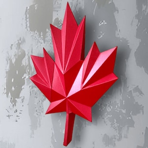 Manualidad de papel con la bandera canadiense y la hoja de arce: decoración de pared poligonal (PDF, SVG, DXF)