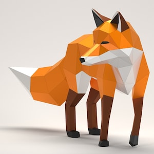Może przedstawiać: Trójwymiarowy lis origami wykonany z papieru. Lis jest pomarańczowy z białymi akcentami i brązowymi nogami. Lis stoi na białym tle.