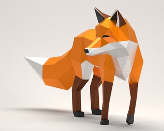 Puede incluir: Un zorro de origami 3D hecho de papel. El zorro es naranja con detalles blancos y patas marrones. El zorro está de pie sobre un fondo blanco.