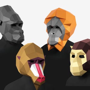 Pode incluir: Quatro máscaras geométricas de papel em forma de primatas: um gorila, um orangotango, um babuíno e um macaco. As máscaras são feitas de papel dobrado em várias cores, incluindo cinza, laranja, marrom e bege. As máscaras são usadas por pessoas que usam camisetas pretas.