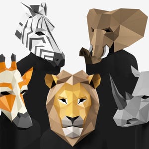 Può includere: Una collezione di cinque maschere geometriche di animali: zebra, giraffa, leone, rinoceronte e facocero. Le maschere sono realizzate in carta piegata in vari colori e indossate da persone con camicie nere. Lo sfondo è bianco.