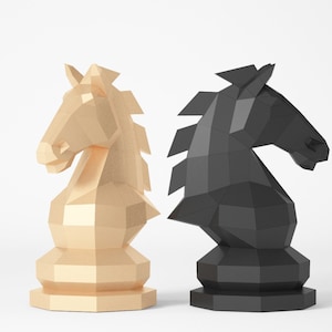 Puede incluir: Dos piezas de ajedrez, un caballo negro y un caballo dorado, est&aacute;n colocados uno al lado del otro. Los caballos est&aacute;n hechos de un material de papel texturizado y est&aacute;n mirando en direcciones opuestas.