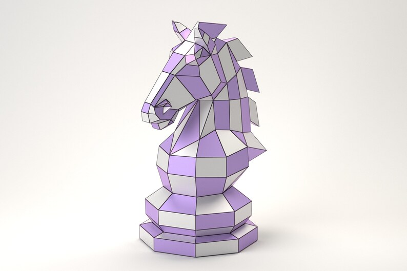 Puede incluir: Una figura de ajedrez de caballero de color morado y blanco con un dise&ntilde;o geom&eacute;trico. El caballero est&aacute; hecho de papel y tiene un efecto 3D.