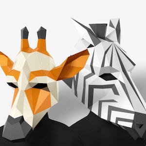 Può includere: Scultura geometrica in carta raffigurante una giraffa e una zebra. La giraffa ha una combinazione di colori crema, arancione e grigio, mentre la zebra è bianca e nera. Entrambe le teste degli animali sono su uno sfondo nero.