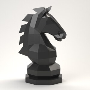 Puede incluir: Un caballo de ajedrez de origami negro con un dise&ntilde;o geom&eacute;trico. El caballo est&aacute; de pie sobre una superficie blanca.
