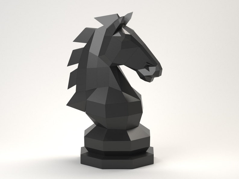 Puede incluir: Un caballo de ajedrez de origami negro con un dise&ntilde;o geom&eacute;trico. El caballo est&aacute; de pie sobre una superficie blanca.