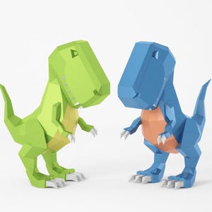 Może przedstawiać: Dwa geometryczne dinozaury Tyrannosaurus Rex z papieru. Jeden jest limonkowo-zielony, drugi niebieski z pomarańczowym brzuchem. Oba mają białe pazury i zęby i są ustawione naprzeciwko siebie.