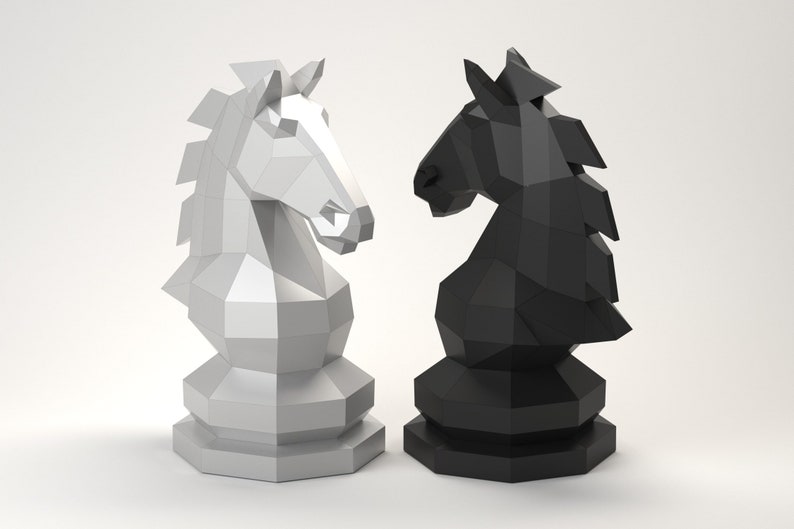 Puede incluir: Dos piezas de ajedrez, un caballo blanco y un caballo negro, se enfrentan. Los caballos est&aacute;n hechos de papel y est&aacute;n en un estilo 3D.