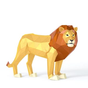 Peut inclure: Une sculpture de lion géométrique en low-poly avec un design à facettes. Le corps est jaune clair, tandis que la crinière est d'un brun rougeâtre profond. Le lion se tient de profil avec un visage blanc, un nez noir et des pattes blanches.